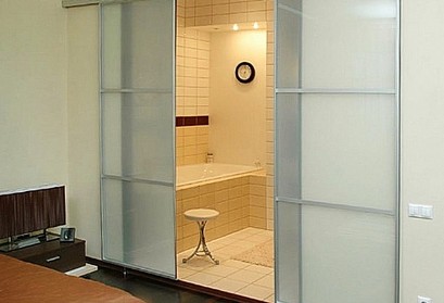 Sliding partition in the bathroom