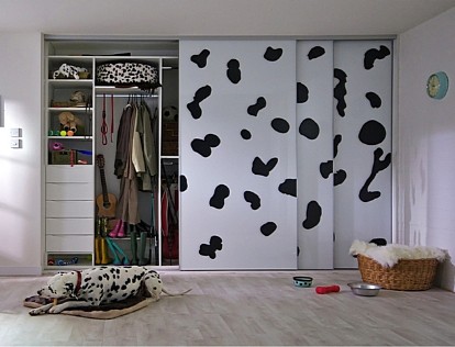 Built-in wardrobe coupe with a pattern